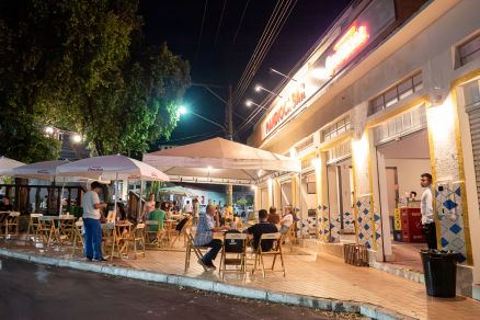Praça da Mandioca revive vida noturna e volta a pulsar com boemia e cultura em Cuiabá