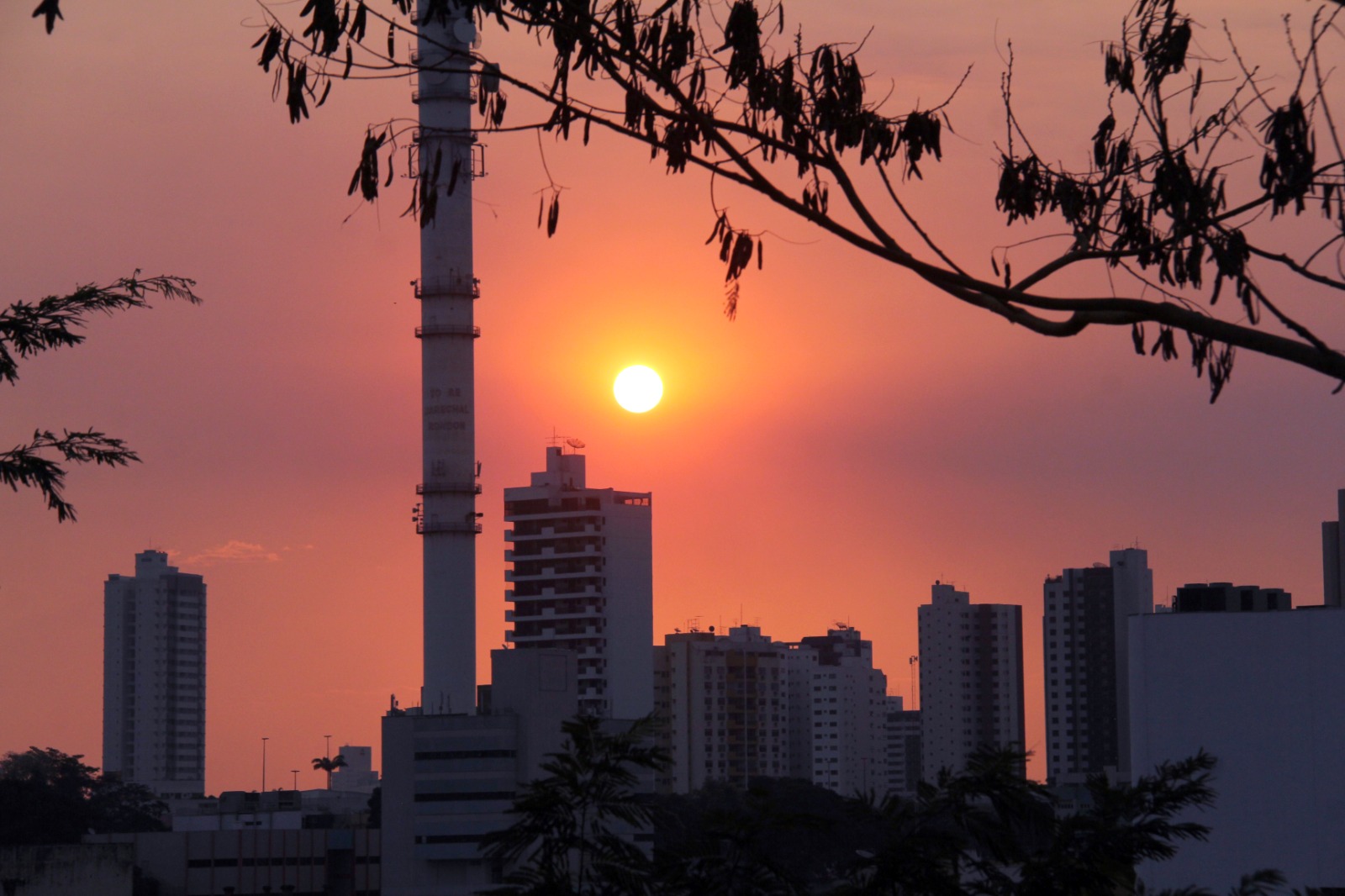 Defesa Civil alerta para calor de até 40°C e umidade abaixo de 20% em Cuiabá